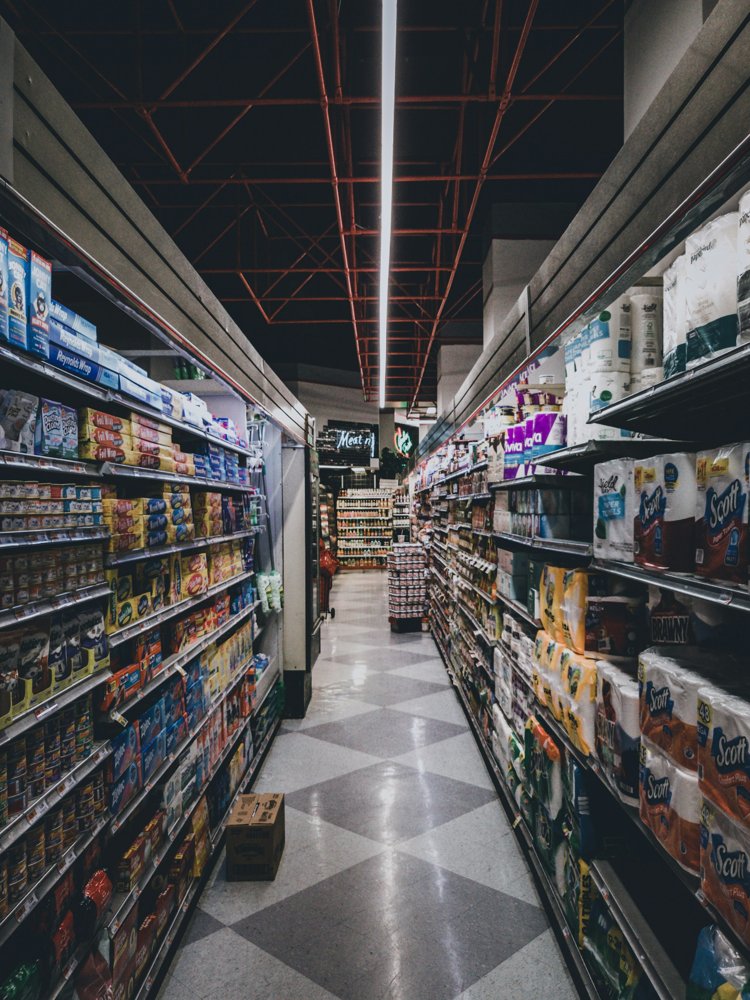 Productos de abarrotería en estanterías